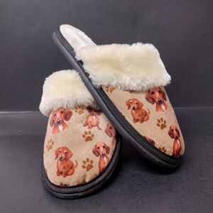 - NEW -NEW - WOMEN'S BIGFOOT FLUFFY  SLIPPER  SIZE : 6